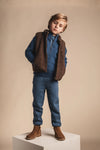 Jongens Bodywarmer Myso van Baje Studio in de kleur Brown choco in maat 134-140.