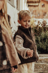 Jongens Bodywarmer Myso van Baje Studio in de kleur Brown choco in maat 134-140.