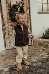 Jongens Bodywarmer Myso van Baje Studio in de kleur Brown choco in maat 134-140.