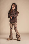 Meisjes Longsleeve with collar Healy van Baje Studio in de kleur Brown choco in maat 134-140.