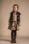 Meisjes Bodywarmer Meddox van Baje Studio in de kleur Brown choco in maat 134-140.