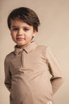 Jongens Polo longsleeve zipper Ferry van Baje Studio in de kleur Taupe light in maat 134-140.