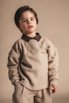 Jongens Sweater Yordin van Baje Studio in de kleur Taupe light in maat 134-140.