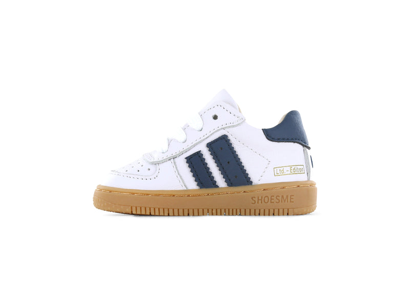 Jongens Witte sneaker met blauwe strepen van Shoesme in de kleur White Dark Blue in maat 23.