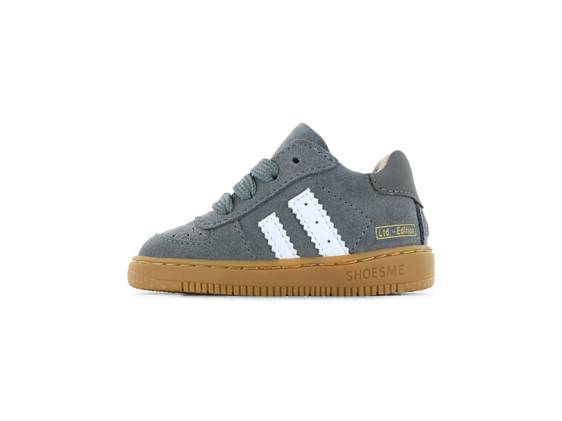 Jongens Grijze sneaker met witte strepen van Shoesme in de kleur Grey in maat 23.