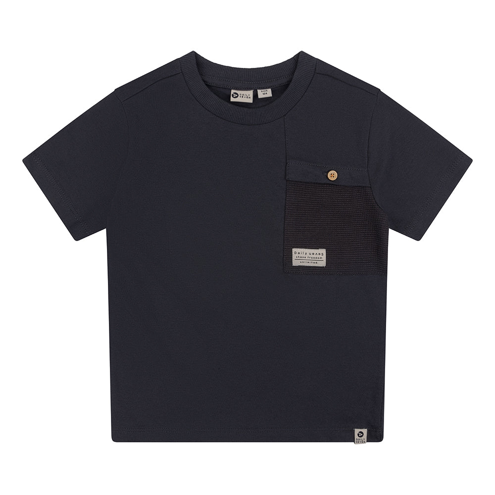 Jongens T-Shirt Pocket van Daily7 in de kleur Smoke Grey in maat 128.