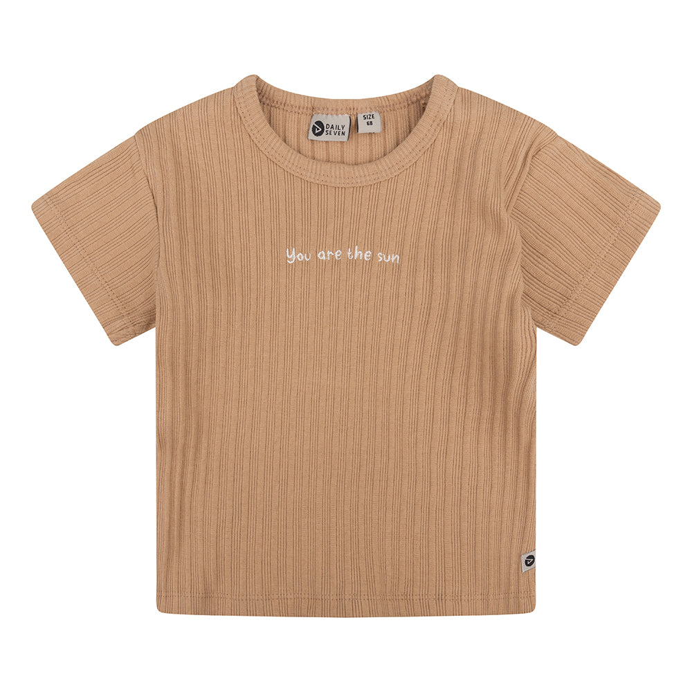 Jongens Organic T-shirt Shortsleeve Rib van Daily7 Newborn in de kleur Camel sand in maat 68.