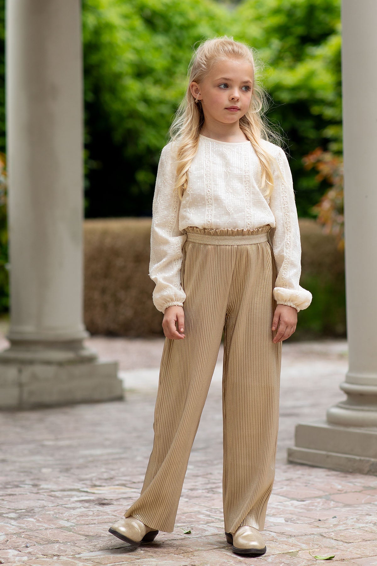 Meisjes FLORA plisse pants gold van Like Flo in de kleur Soft gold in maat 140.