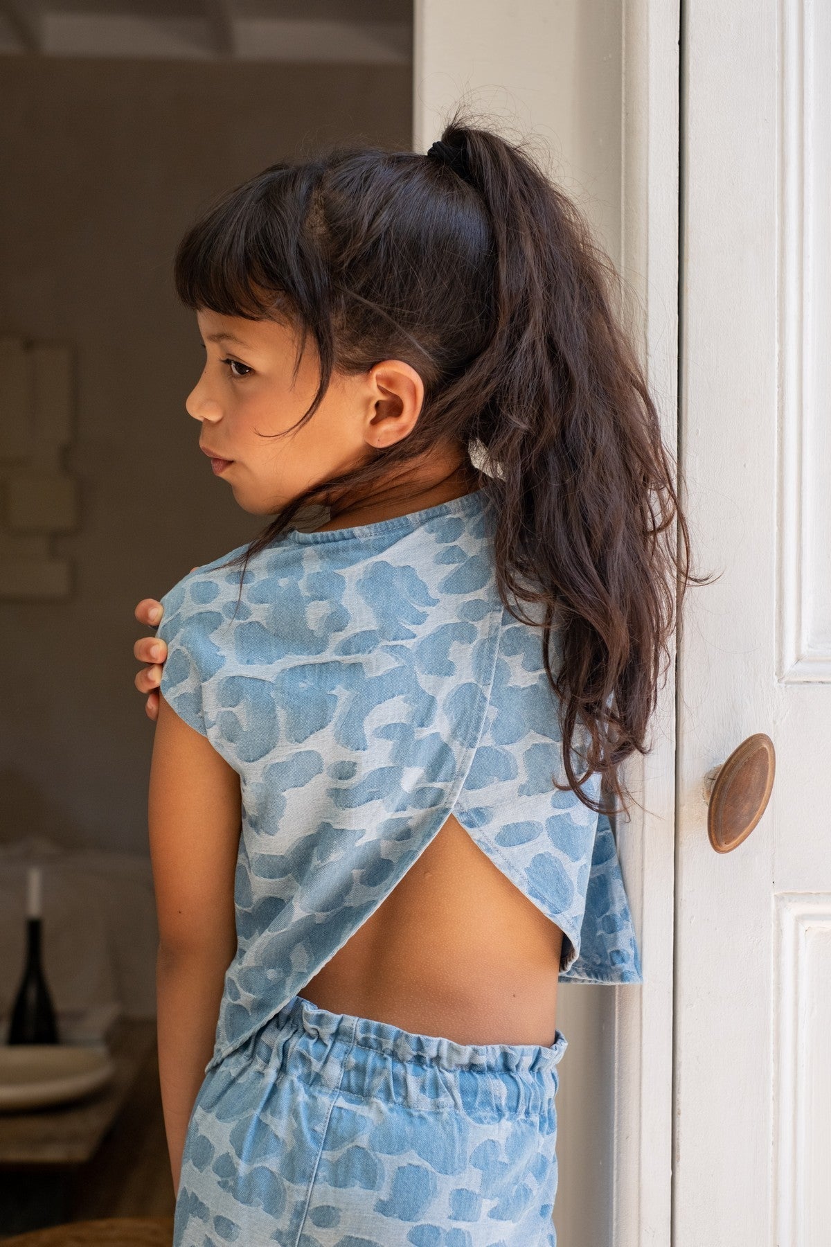 Meisjes Clara chambrey knotted top with CF closure van Like Flo in de kleur Denim AOP in maat 134-140.