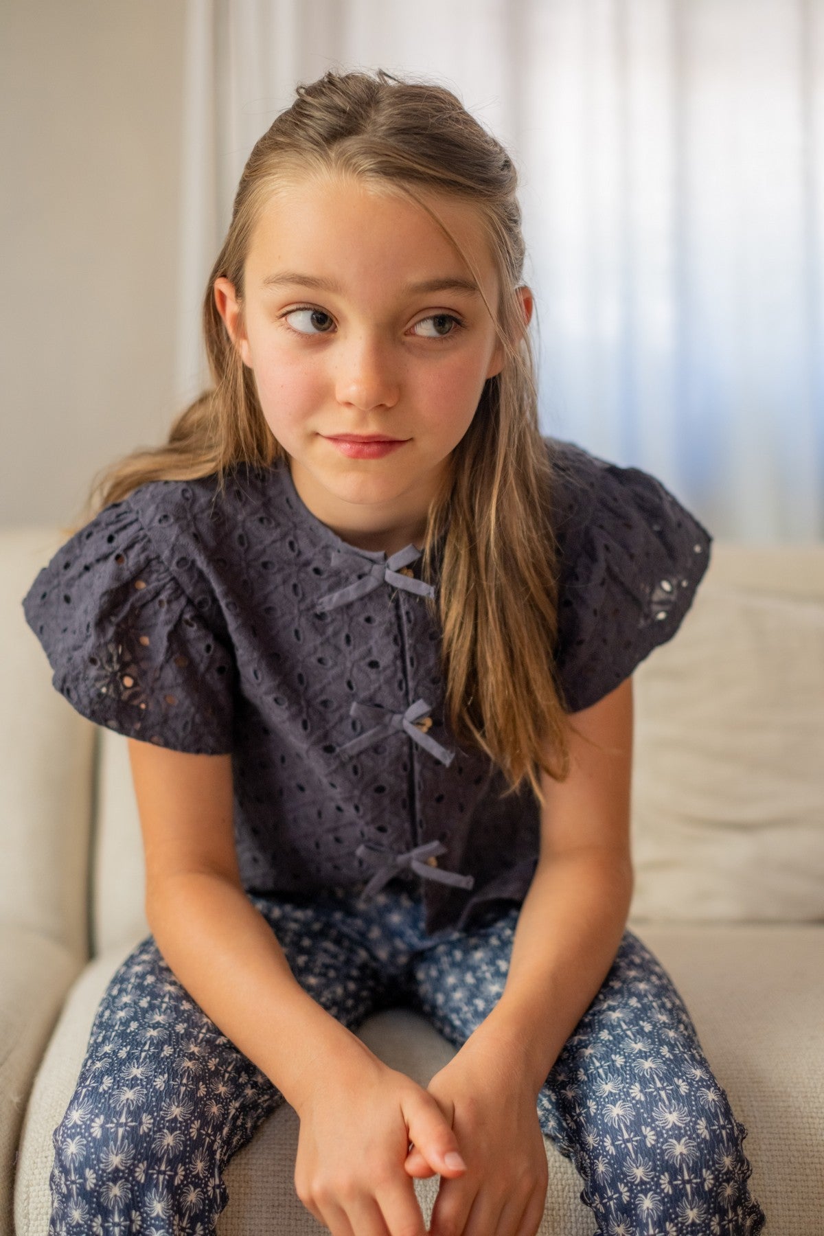 Meisjes Charlotte broderie anglaise blouse with fake bow closure van Like Flo in de kleur Navy in maat 134-140.