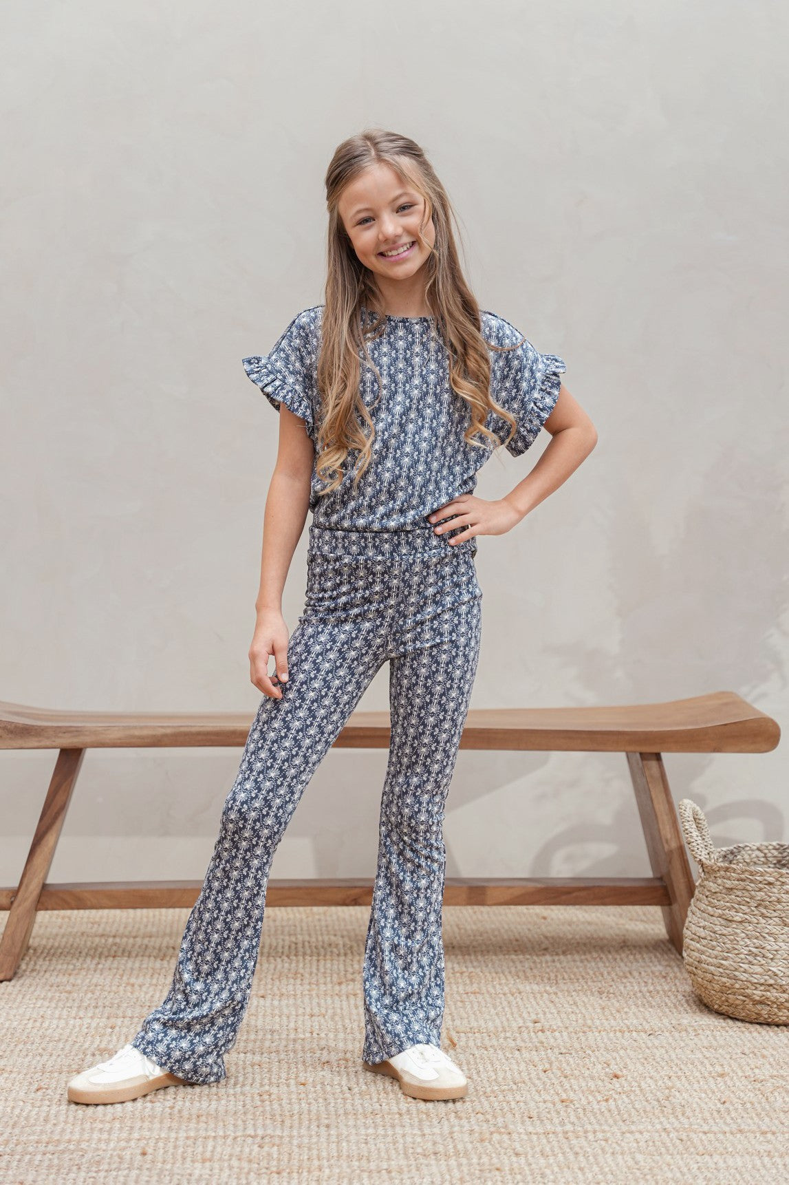 Meisjes Floor AOP structure flared pants van Like Flo in de kleur Palm in maat 140.