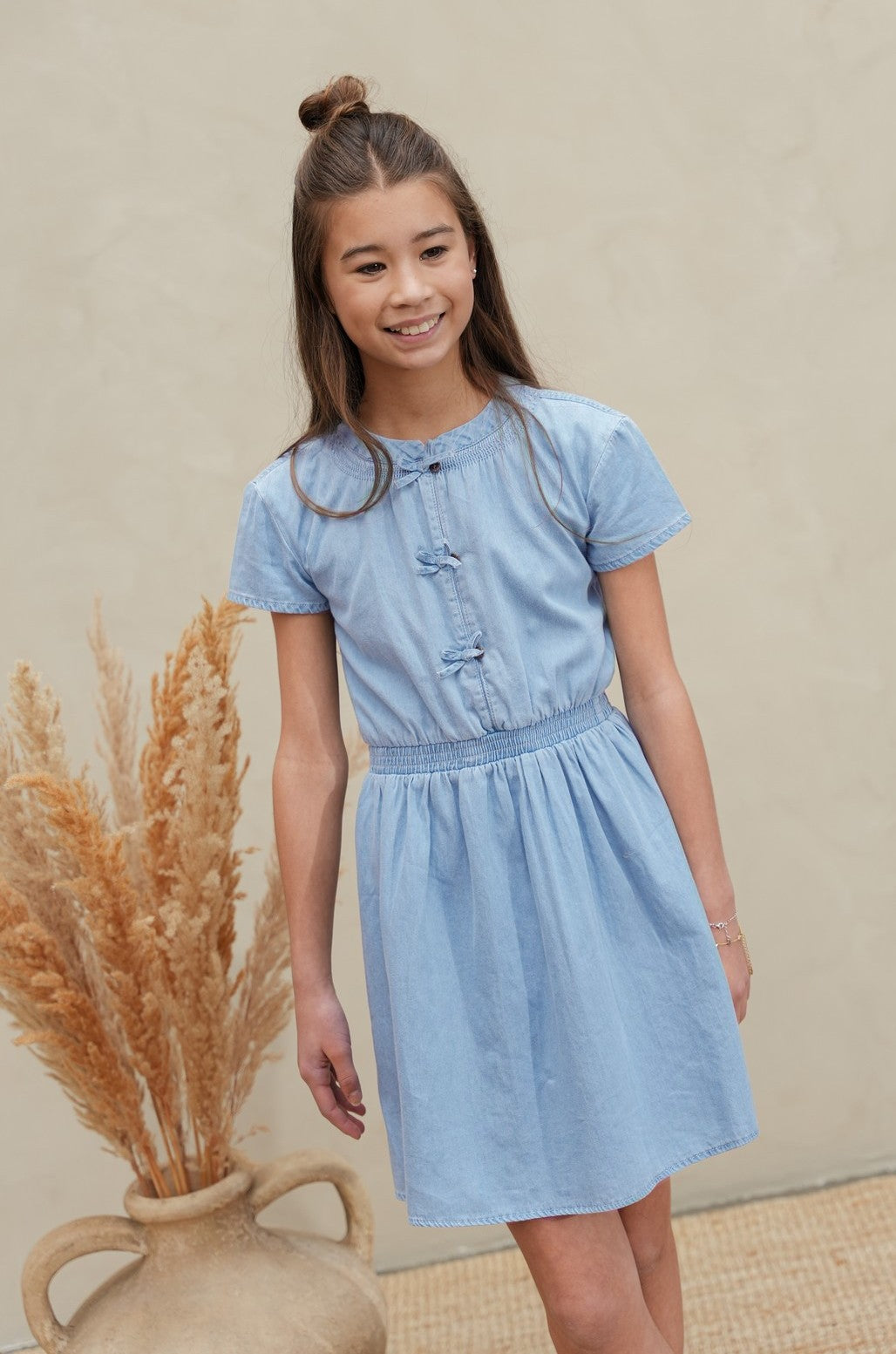 Meisjes Mel chambrey dress with bow closure at CF van Like Flo in de kleur lt denim in maat 140.