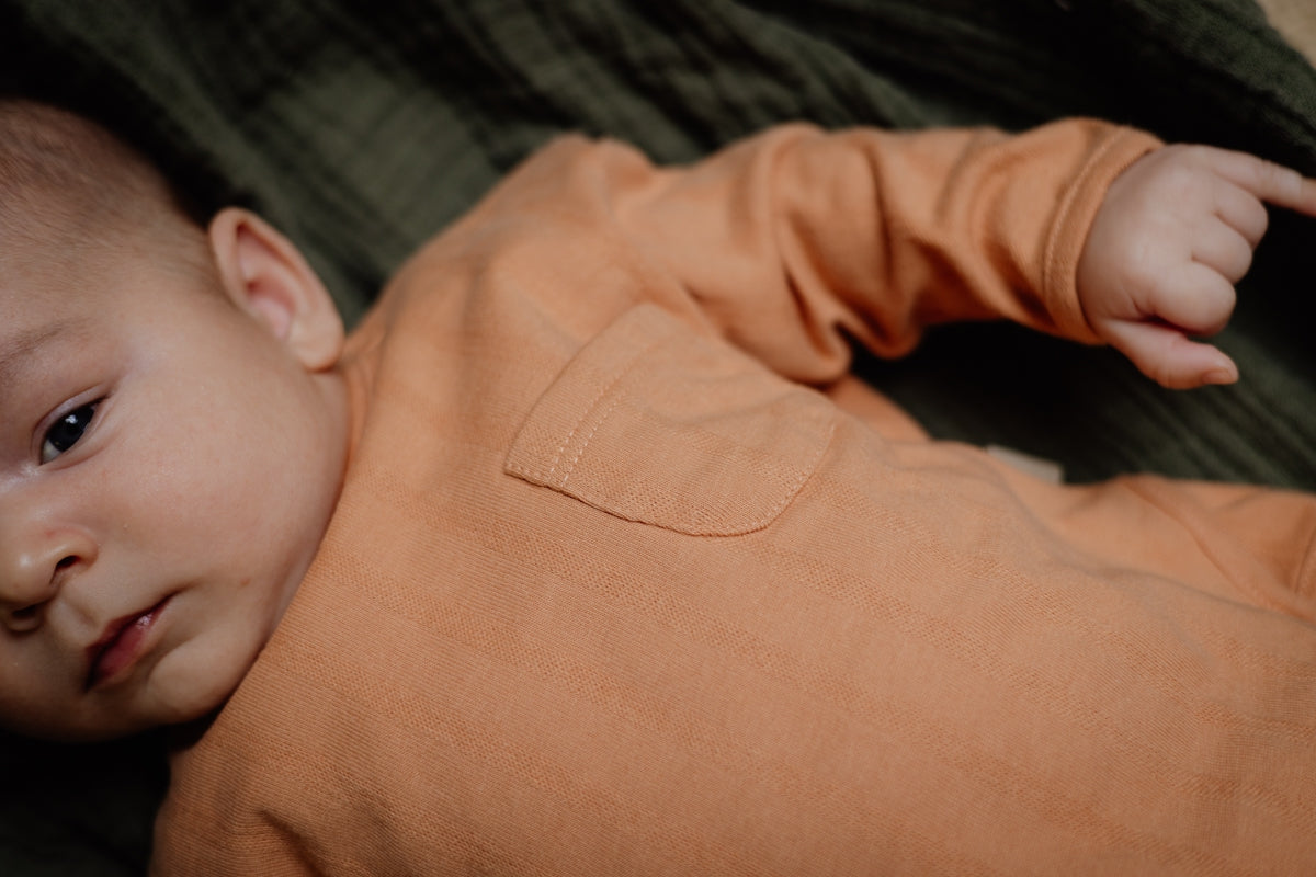 Jongens Longsleeve GEORGE van Levv Newborn in de kleur Soft Orange in maat 68.