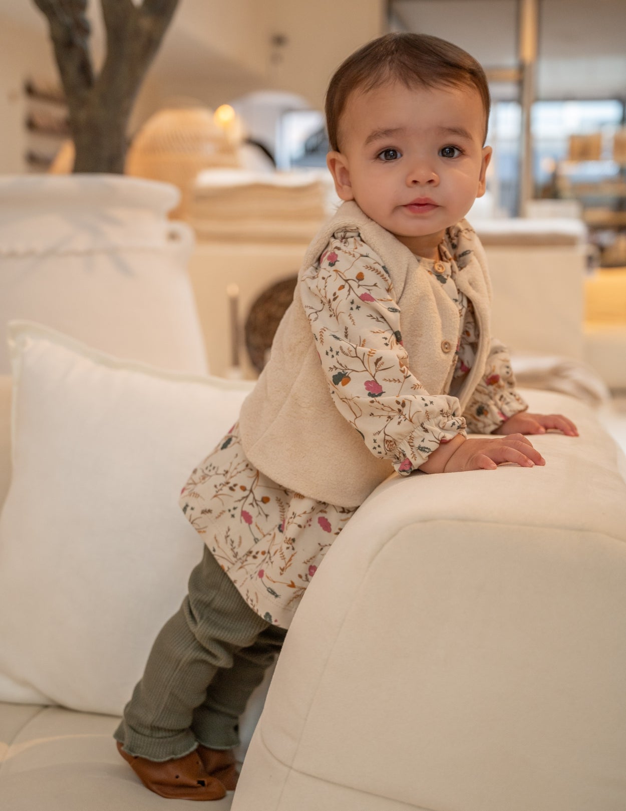 Meisjes Bodywarmer Teddy van Klein Baby in de kleur Beige/Sand in maat 74.