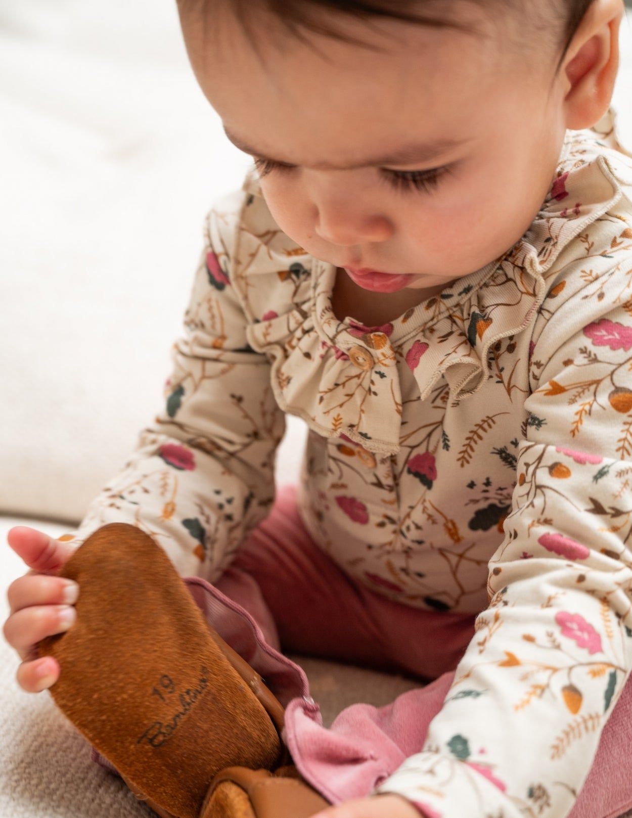 Meisjes Body Ruffle van Klein Baby in de kleur AOP Flower/Acorn in maat 68.