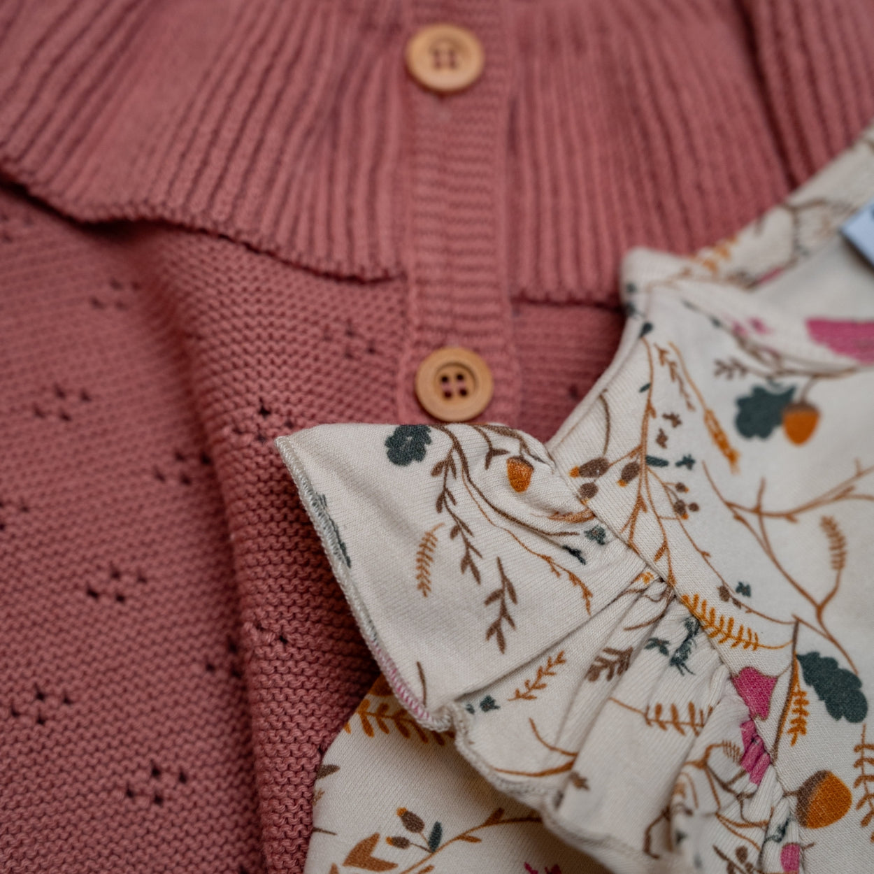 Meisjes Shirt Ruffle van Klein Baby in de kleur AOP Flower/Acorn in maat 74.