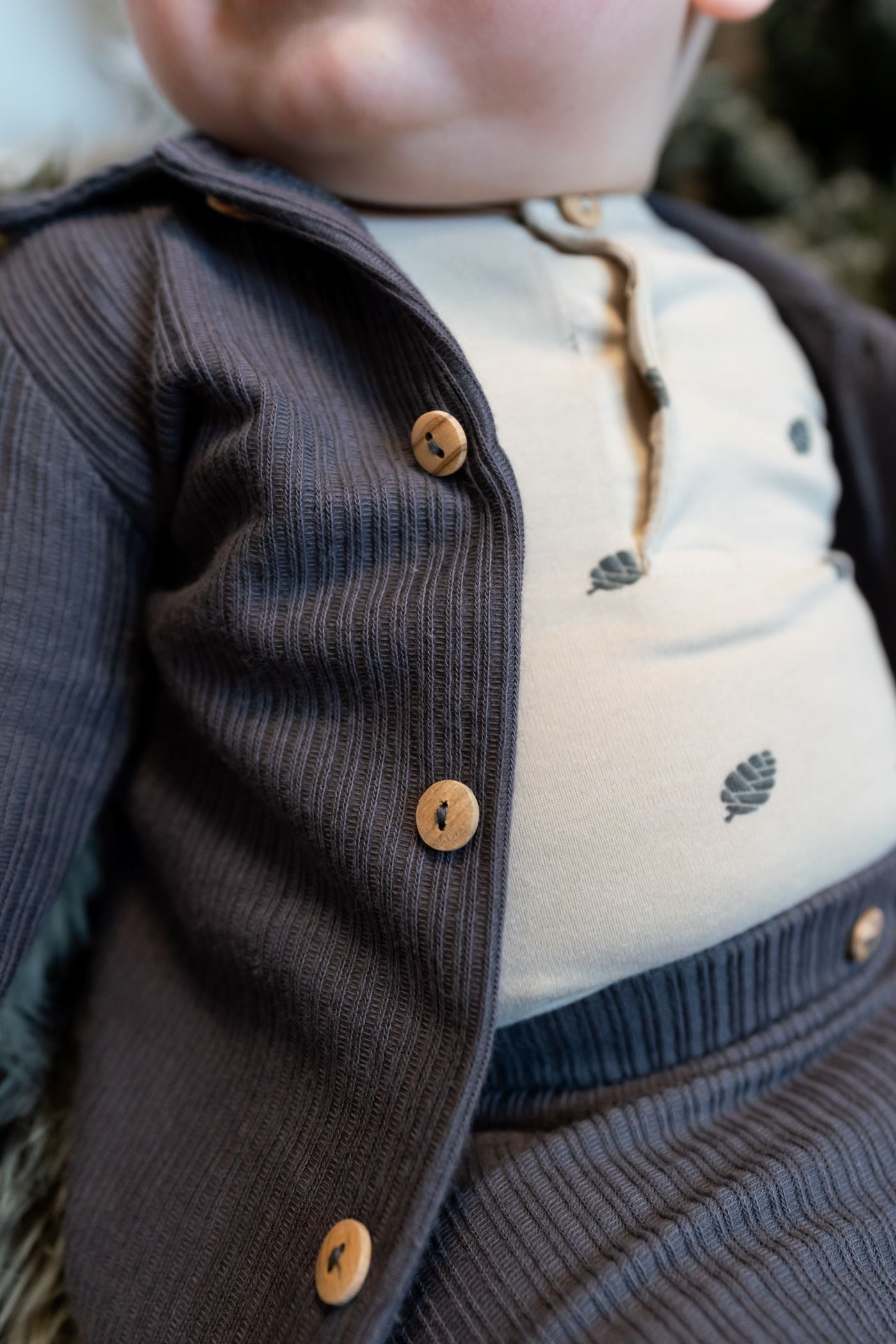 Jongens Body Buttons van Klein Baby in de kleur AOP Pinecone in maat 74.