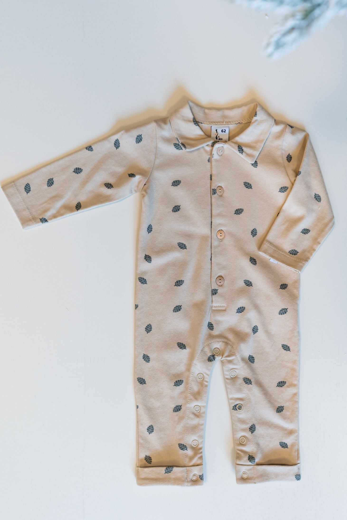 Jongens Polo Jumpsuit van Klein Baby in de kleur AOP Pinecone in maat 68.