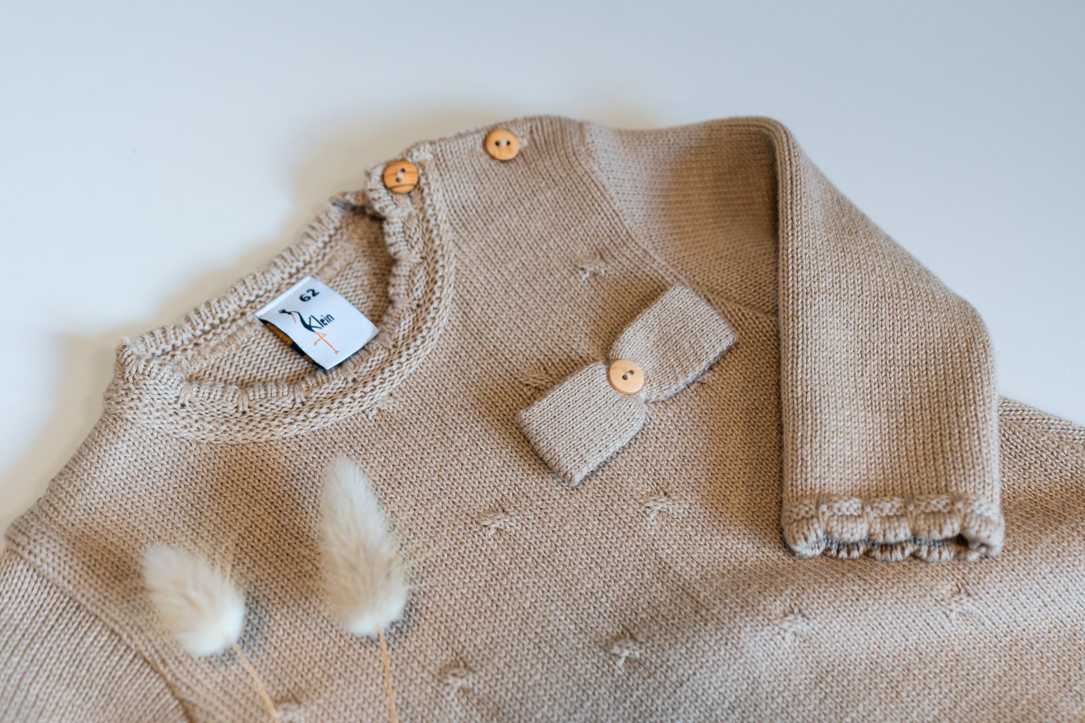 Meisjes Knitted Dress Ruffle van Klein Baby in de kleur Filipe Beige in maat 74.