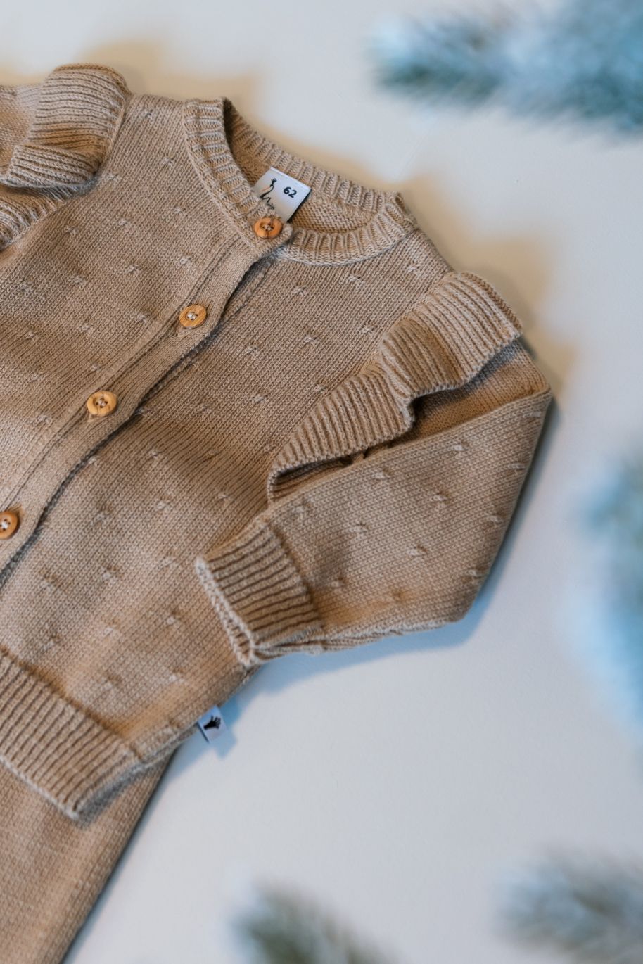 Meisjes Knitted Cardigan Ruffle van Klein Baby in de kleur Filipe Beige in maat 74.