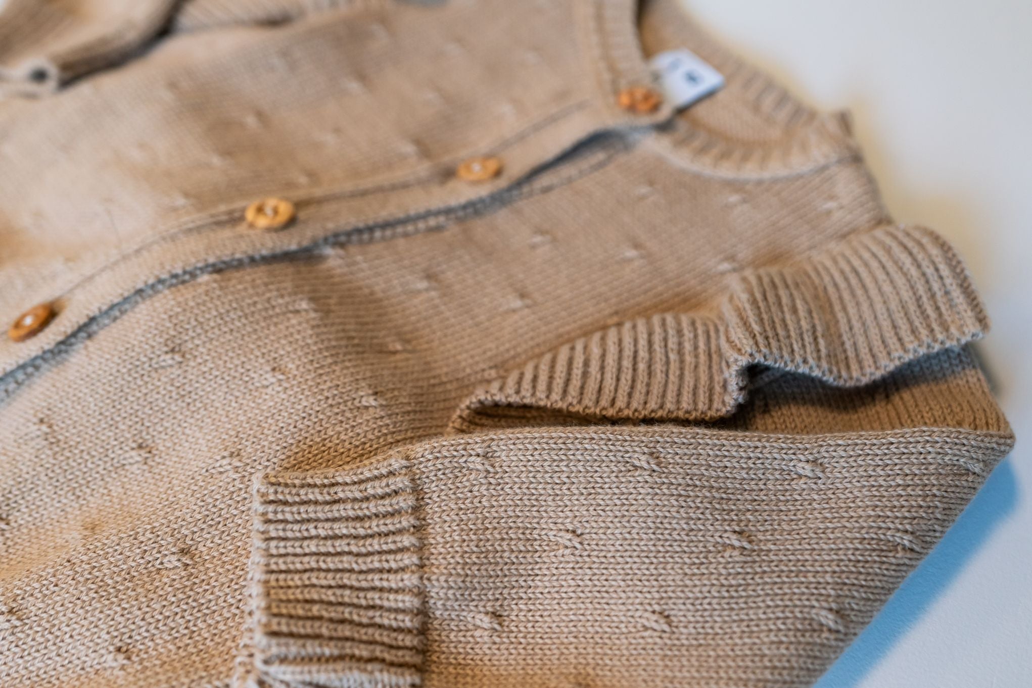 Meisjes Knitted Cardigan Ruffle van Klein Baby in de kleur Filipe Beige in maat 74.