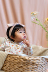 Meisjes Cardigan Ruffle van Klein Baby in de kleur AOP Flowers SS26 in maat 74.