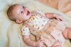 Meisjes Body Ruffle van Klein Baby in de kleur AOP Flowers SS26 in maat 74.