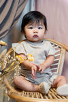 Meisjes Short Ruffle Mousseline van Klein Baby in de kleur Pepper in maat 74.