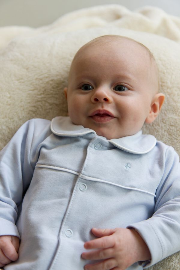 Jongens Babygrow with feet van Klein Baby in de kleur Baby Blue in maat 62.