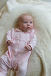 Meisjes Babygrow with feet van Klein Baby in de kleur Baby Pink in maat 62.