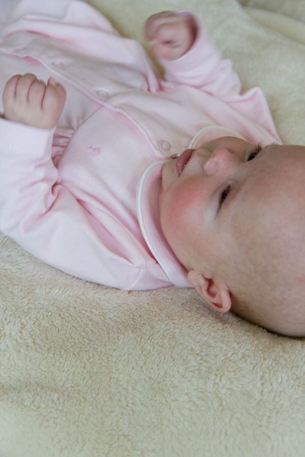 Meisjes Babygrow with feet van Klein Baby in de kleur Baby Pink in maat 62.