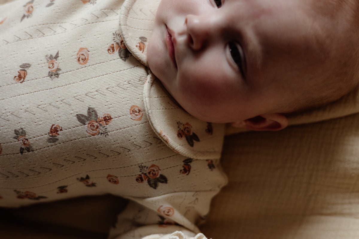 Meisjes Romper LAYLA van Levv Newborn in de kleur AOP Sand Flower in maat 74.