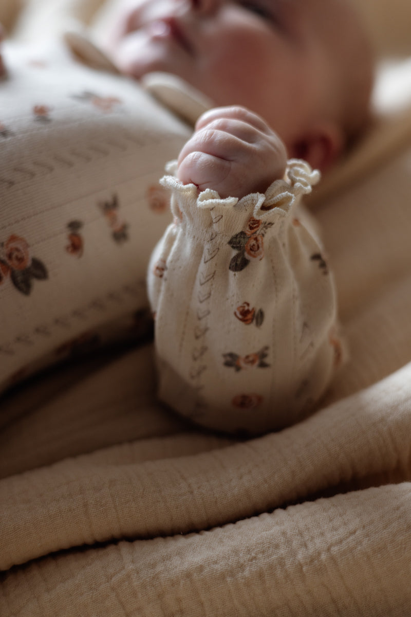 Meisjes Romper LAYLA van Levv Newborn in de kleur AOP Sand Flower in maat 74.