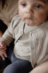 Jongens Longsleeve LEON van Levv Newborn in de kleur AOP Grey Sketch in maat 74.