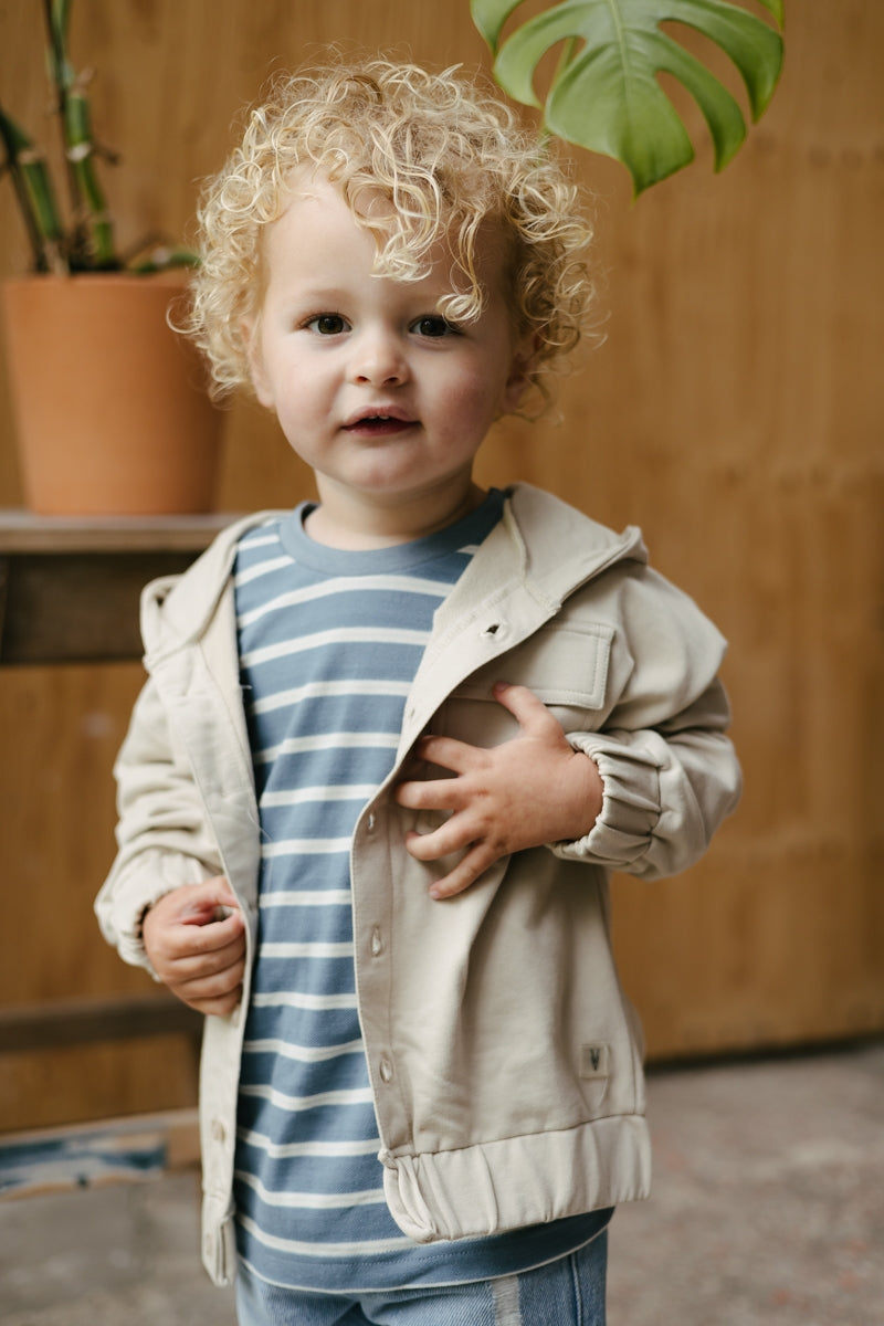 Jongens SHIRT SAMUEL van Little Levv in de kleur AOP Sand Stripe in maat 128.