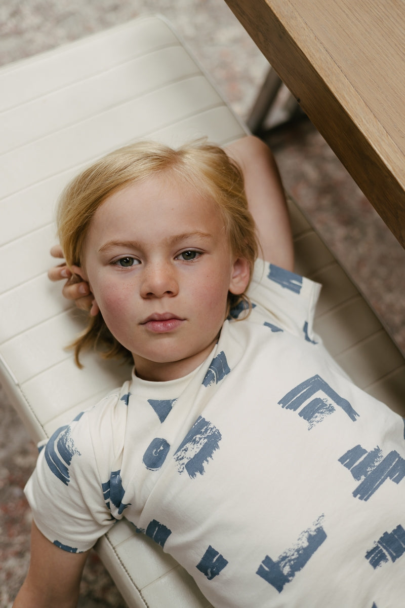 Jongens SHIRT SCOUT van Little Levv in de kleur AOP Blue Sketch in maat 128.