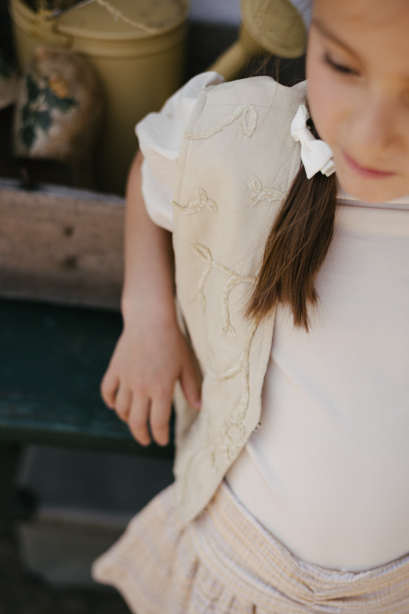 Meisjes T-Shirt BELLA van Little Levv in de kleur Cream in maat 128.