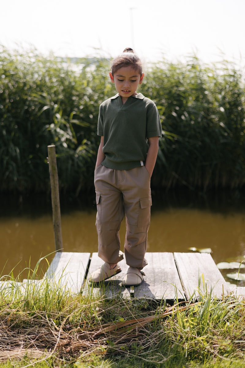 Jongens Knitted polo BEREND van Little Levv in de kleur Dark Green in maat 128.
