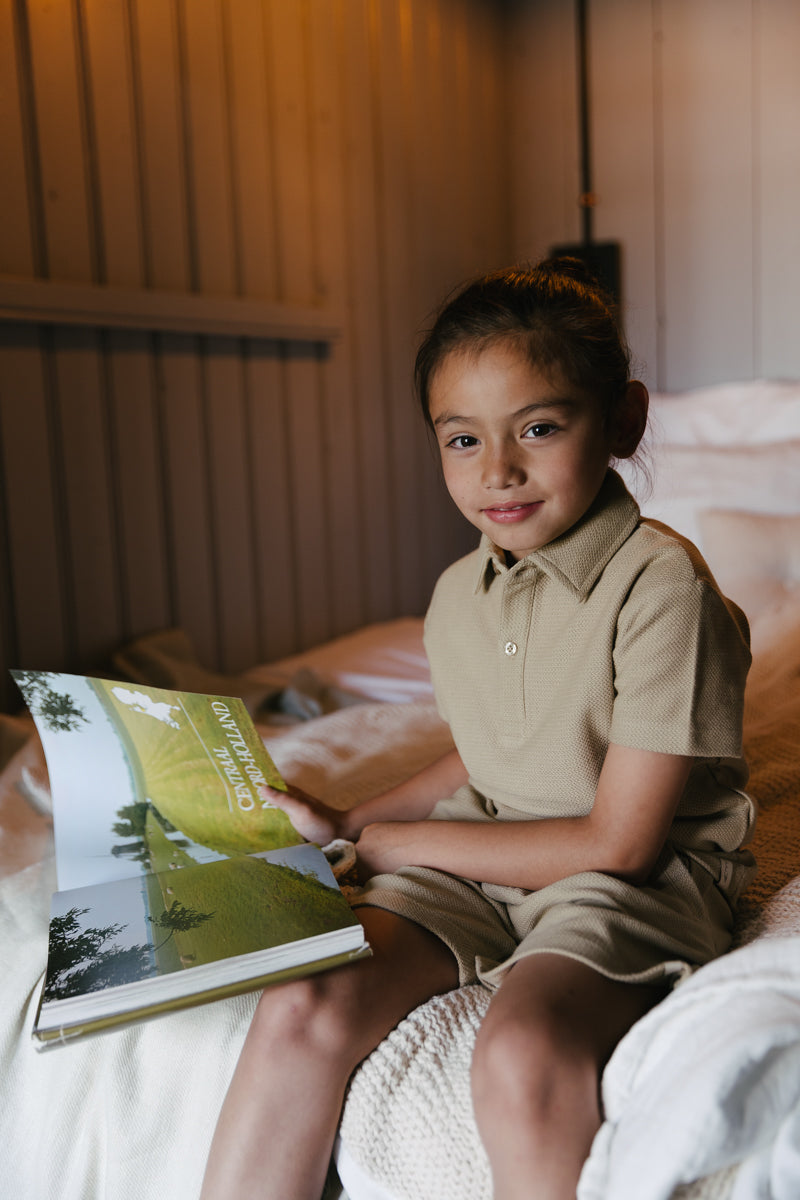 Jongens Polo BERT van Little Levv in de kleur Dessert Sand in maat 128.