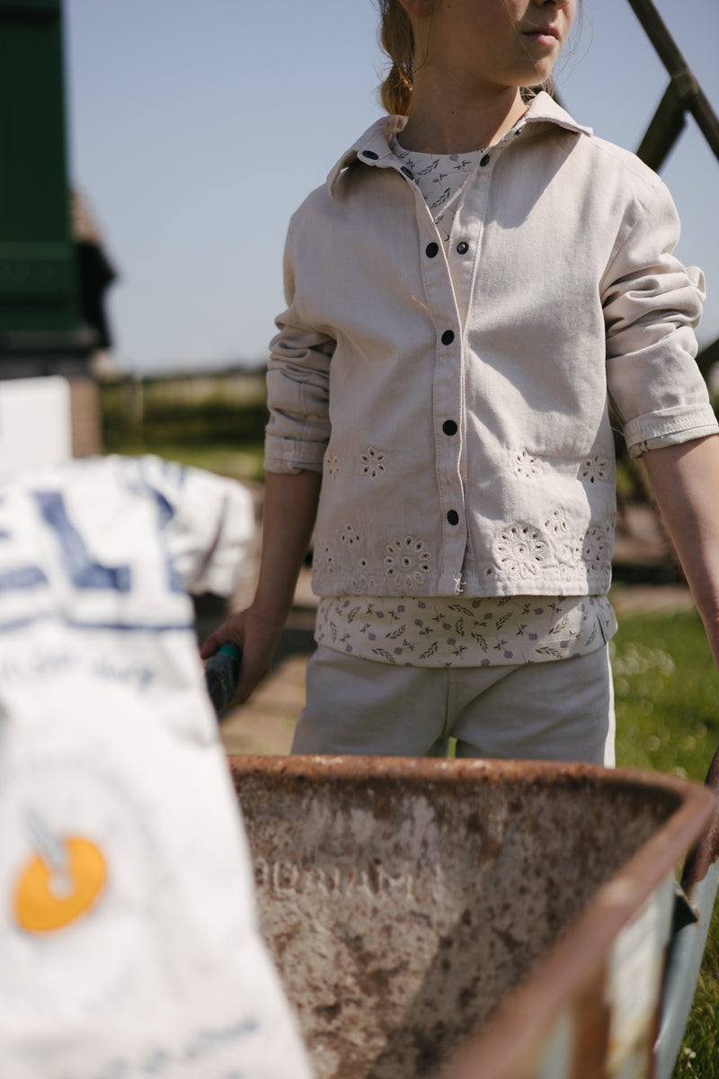 Meisjes Jacket BLOEM van Little Levv in de kleur Cream in maat 128.