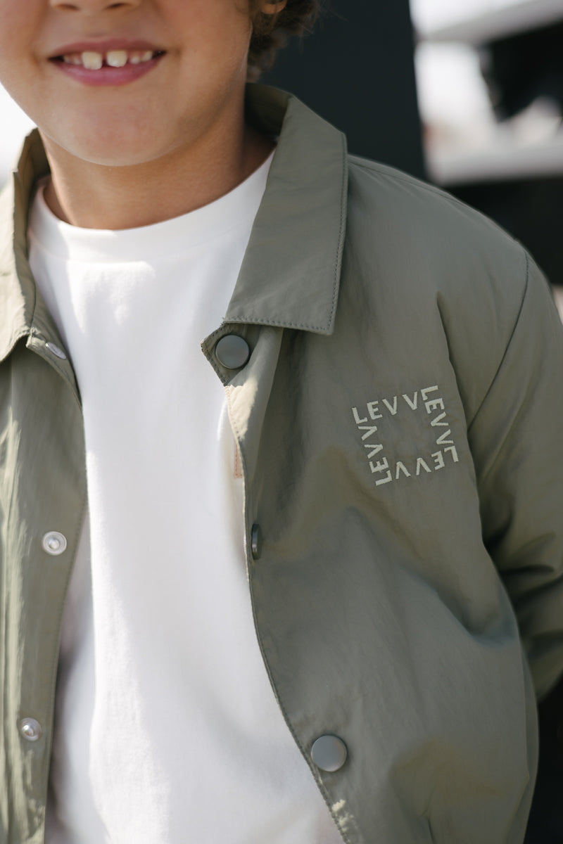 Jongens Jacket BOWEN van Little Levv in de kleur Dark Green in maat 128.