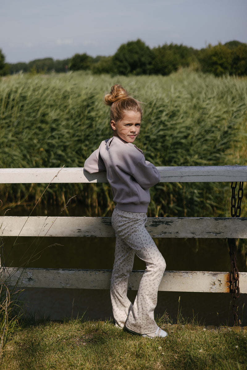 Meisjes Flared pants BRENDA van Little Levv in de kleur AOP Purple Flower in maat 128.