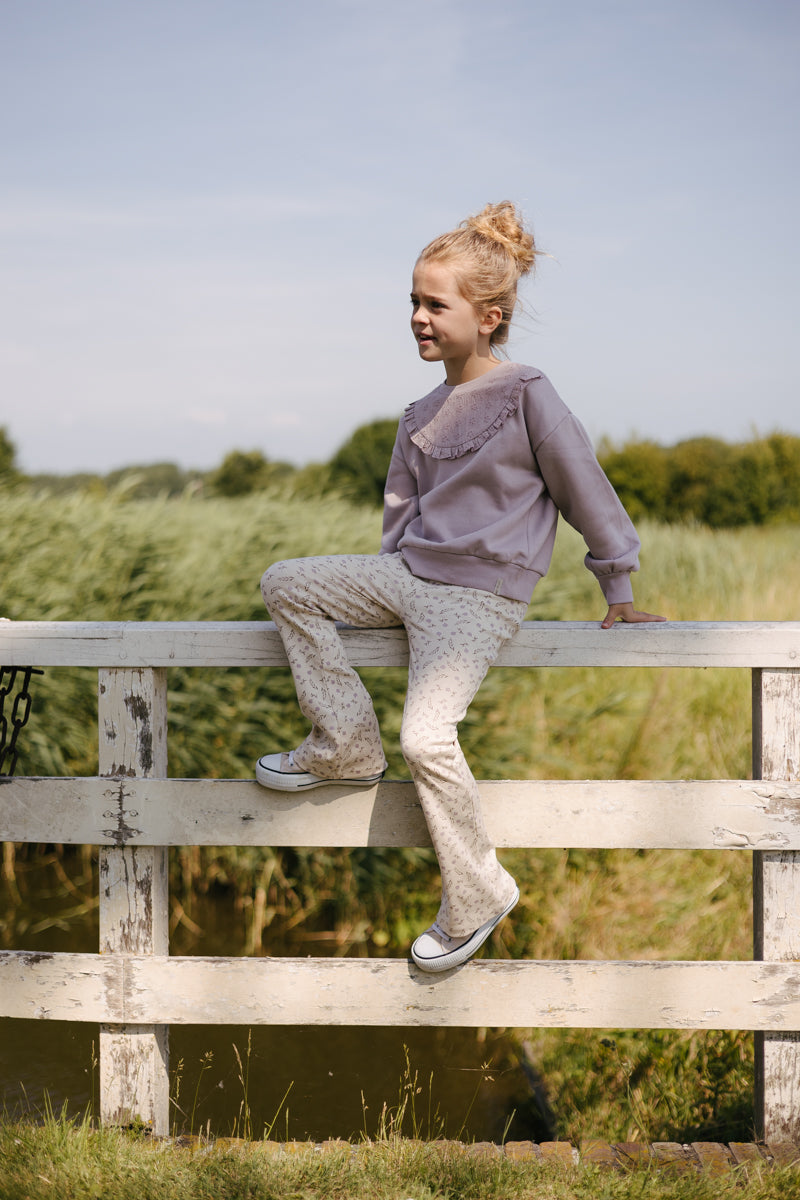 Meisjes Flared pants BRENDA van Little Levv in de kleur AOP Purple Flower in maat 128.