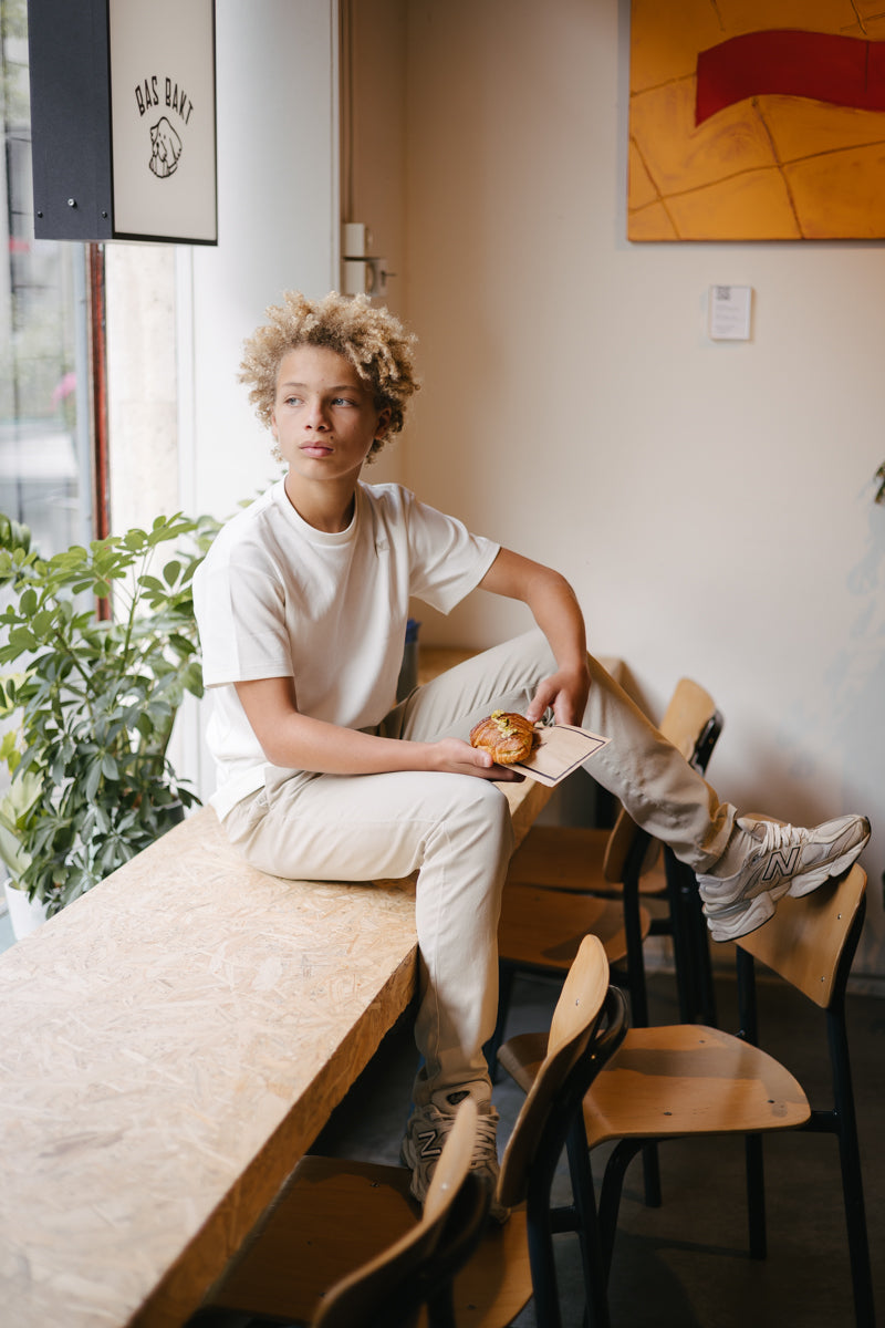 Jongens Pants BRUNO van Little Levv in de kleur Dessert Sand in maat 128.