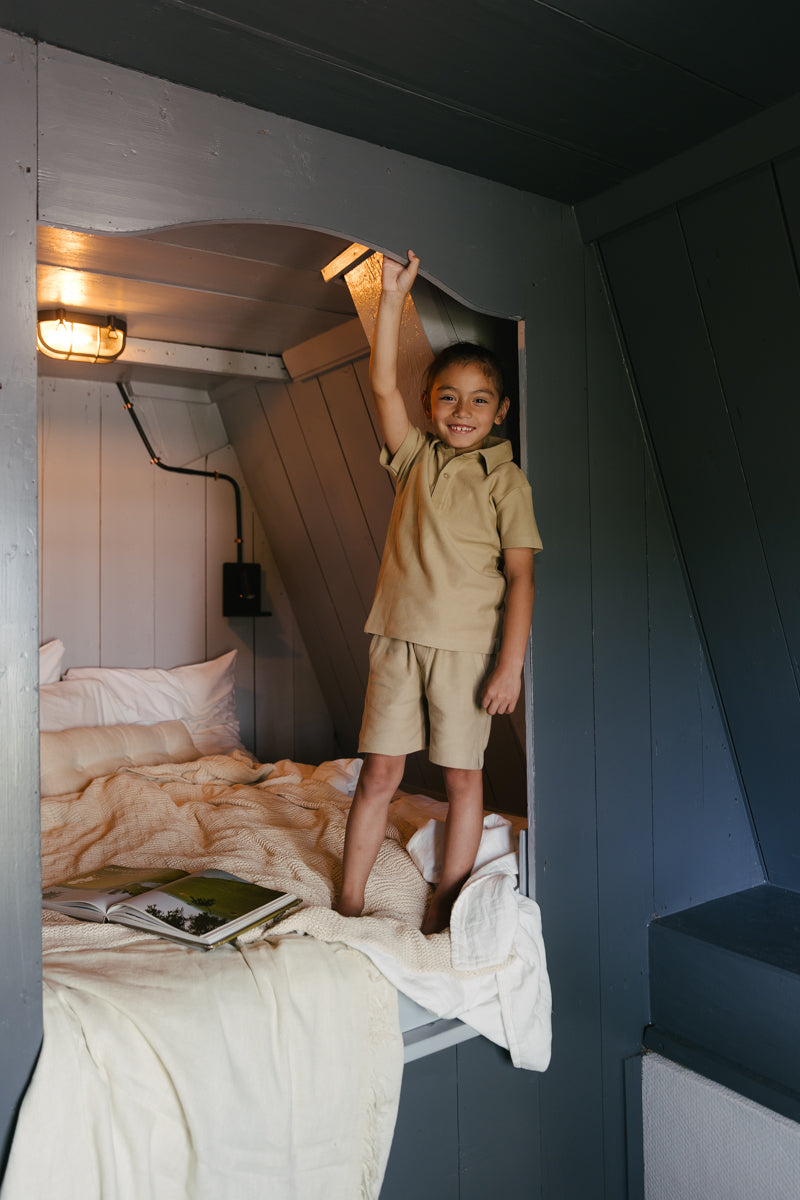 Jongens Shorts BYRON van Little Levv in de kleur Dessert Sand in maat 128.