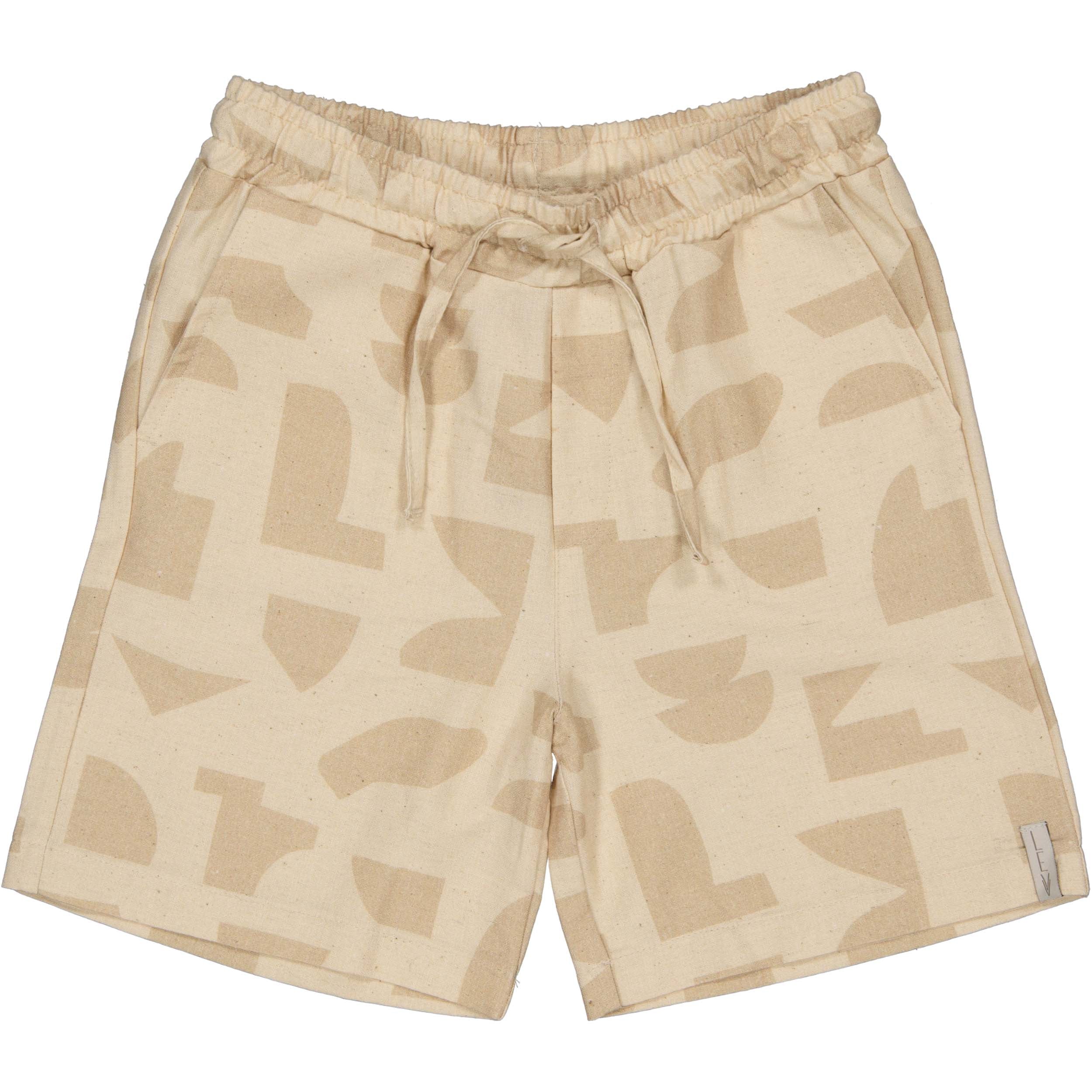 Jongens Shorts BOUWE van Little Levv in de kleur AOP Sand Graphic in maat 128.