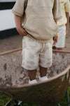 Jongens Shorts BOUWE van Little Levv in de kleur AOP Sand Graphic in maat 128.
