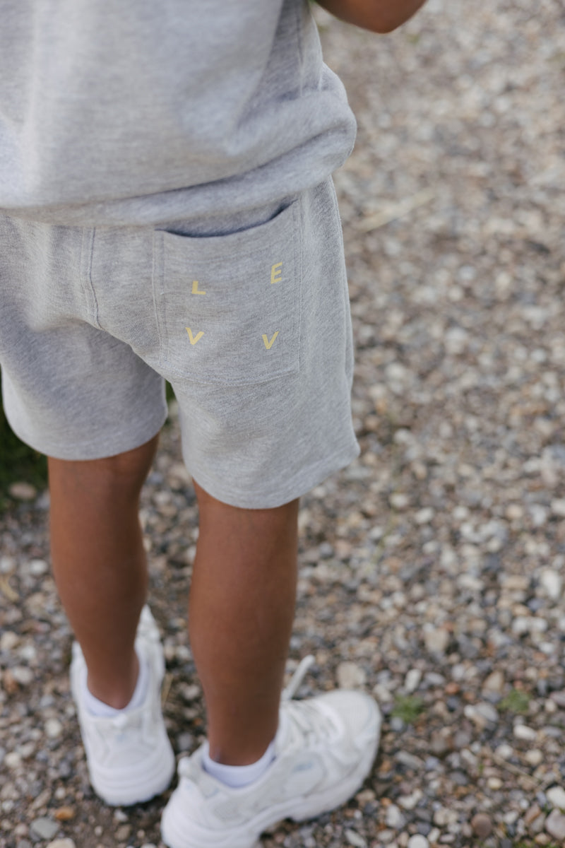 Jongens Shorts BRADLEY van Little Levv in de kleur Grey Melee in maat 128.