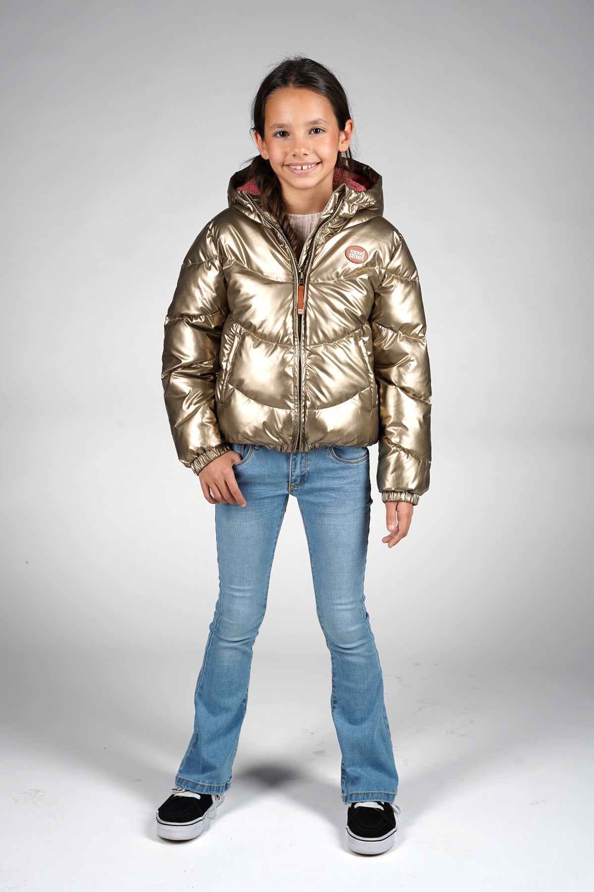 Meisjes JESSE shiny wavy-quilt jacket van Moodstreet in de kleur Gold in maat 134-140.