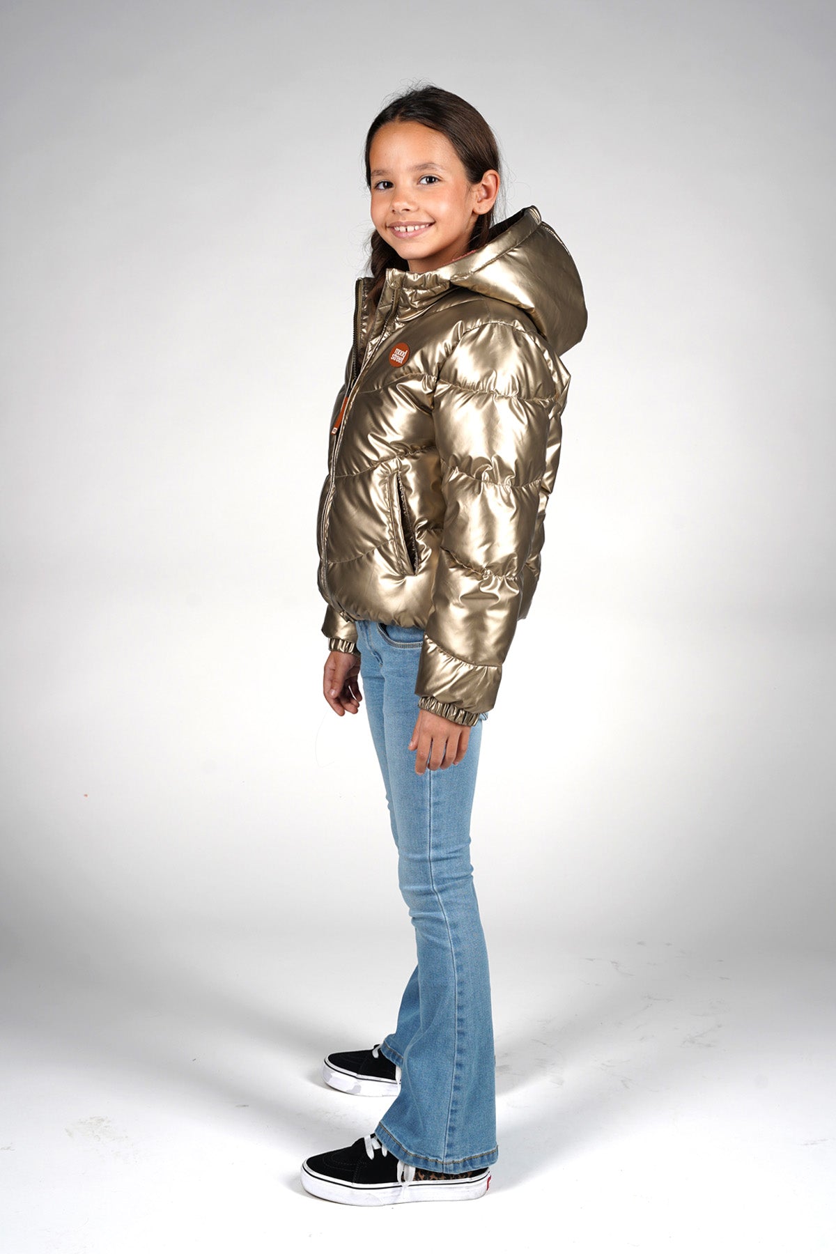 Meisjes JESSE shiny wavy-quilt jacket van Moodstreet in de kleur Gold in maat 134-140.